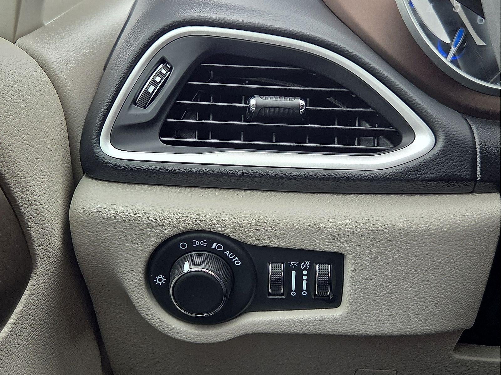 2023 Chrysler Voyager LX