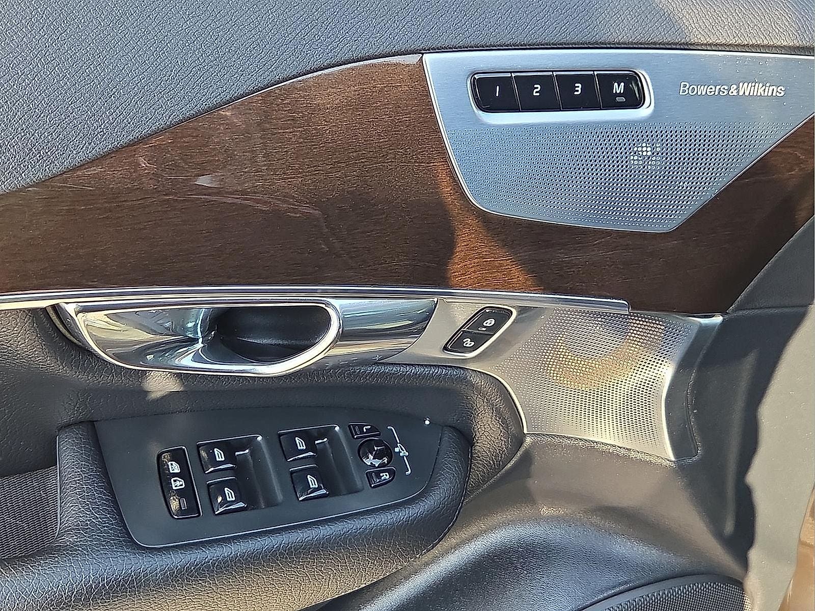 2016 Volvo XC90 T6 Momentum