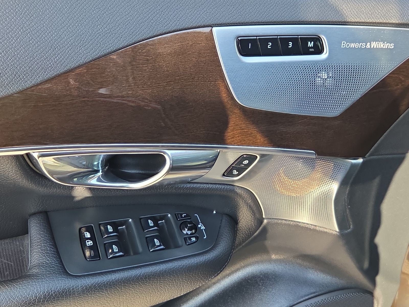 2016 Volvo XC90 T6 Momentum