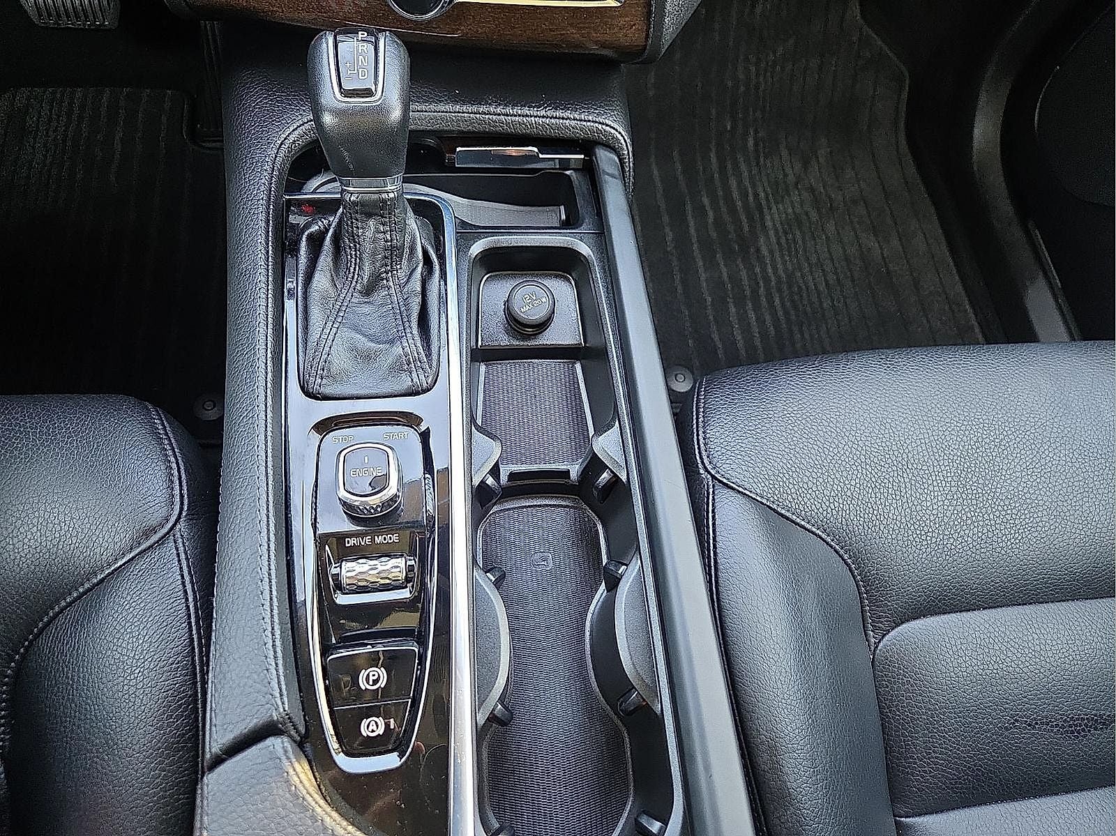 2016 Volvo XC90 T6 Momentum