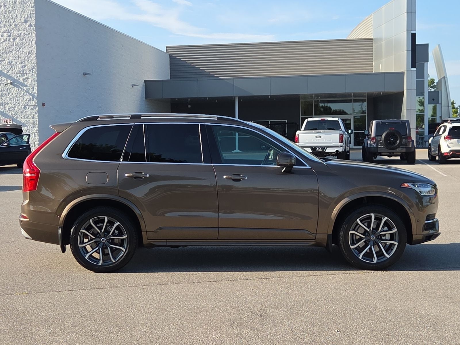 2016 Volvo XC90 T6 Momentum