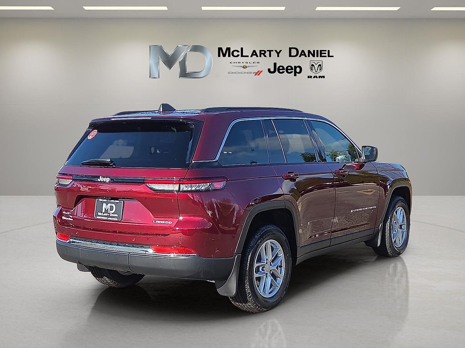 2025 Jeep Grand Cherokee GRAND CHEROKEE LAREDO X 4X4