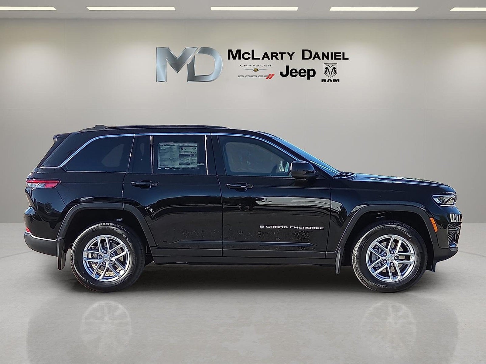2025 Jeep Grand Cherokee GRAND CHEROKEE LAREDO X 4X4
