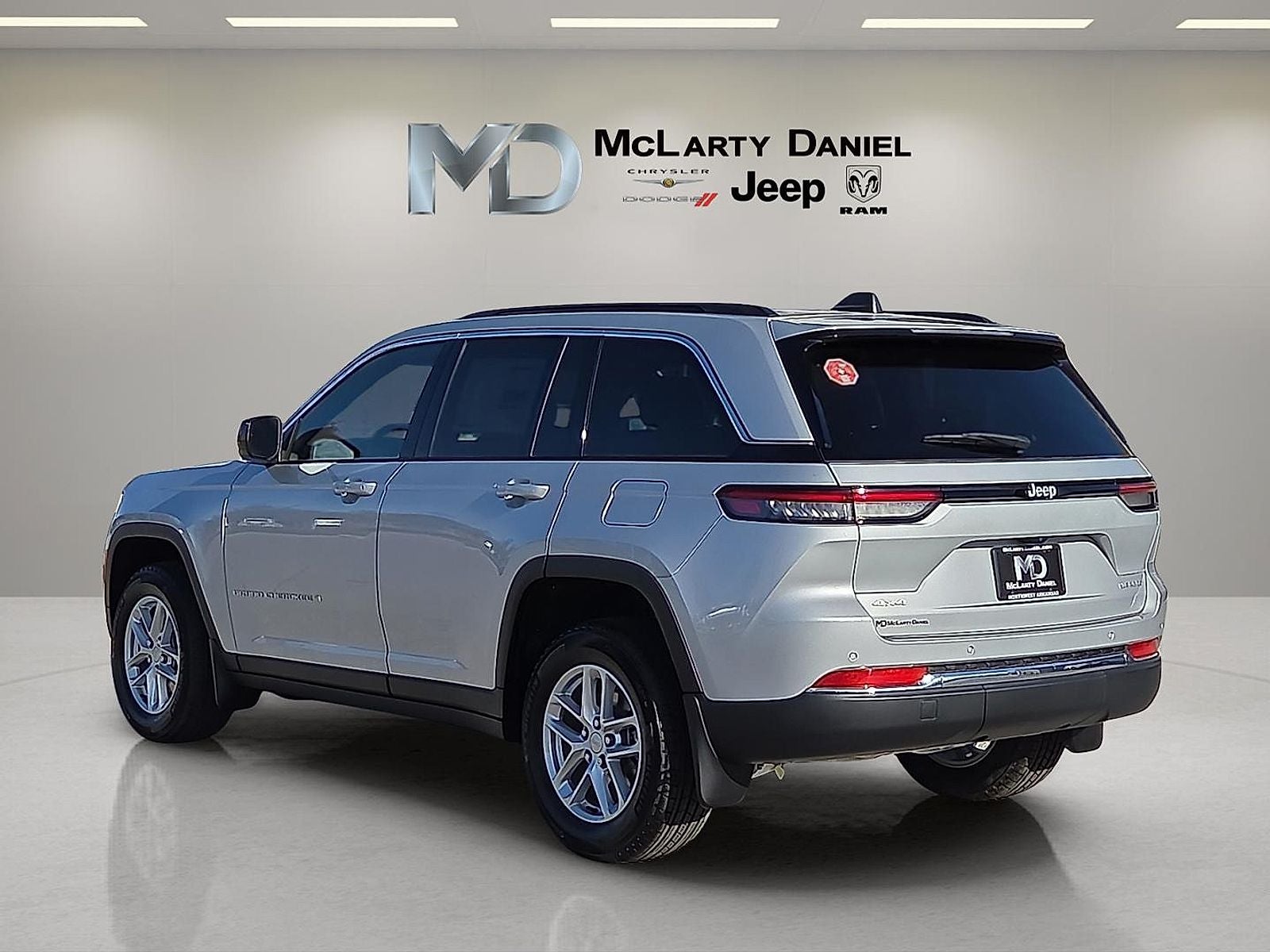2026 Jeep Grand Cherokee GRAND CHEROKEE LAREDO X 4X4