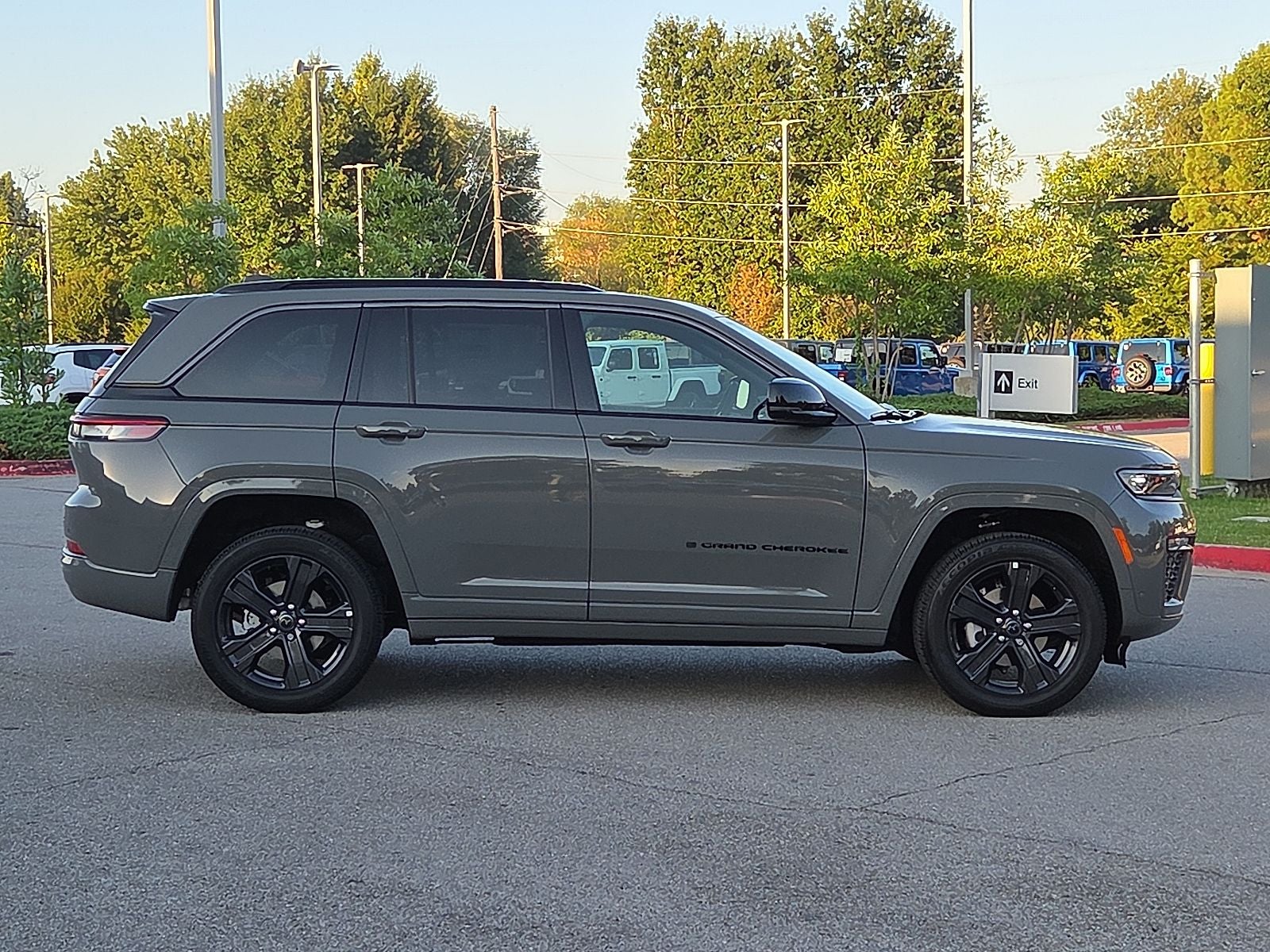 2027 Jeep Grand Cherokee GRAND CHEROKEE LIMITED RESERVE 4X4