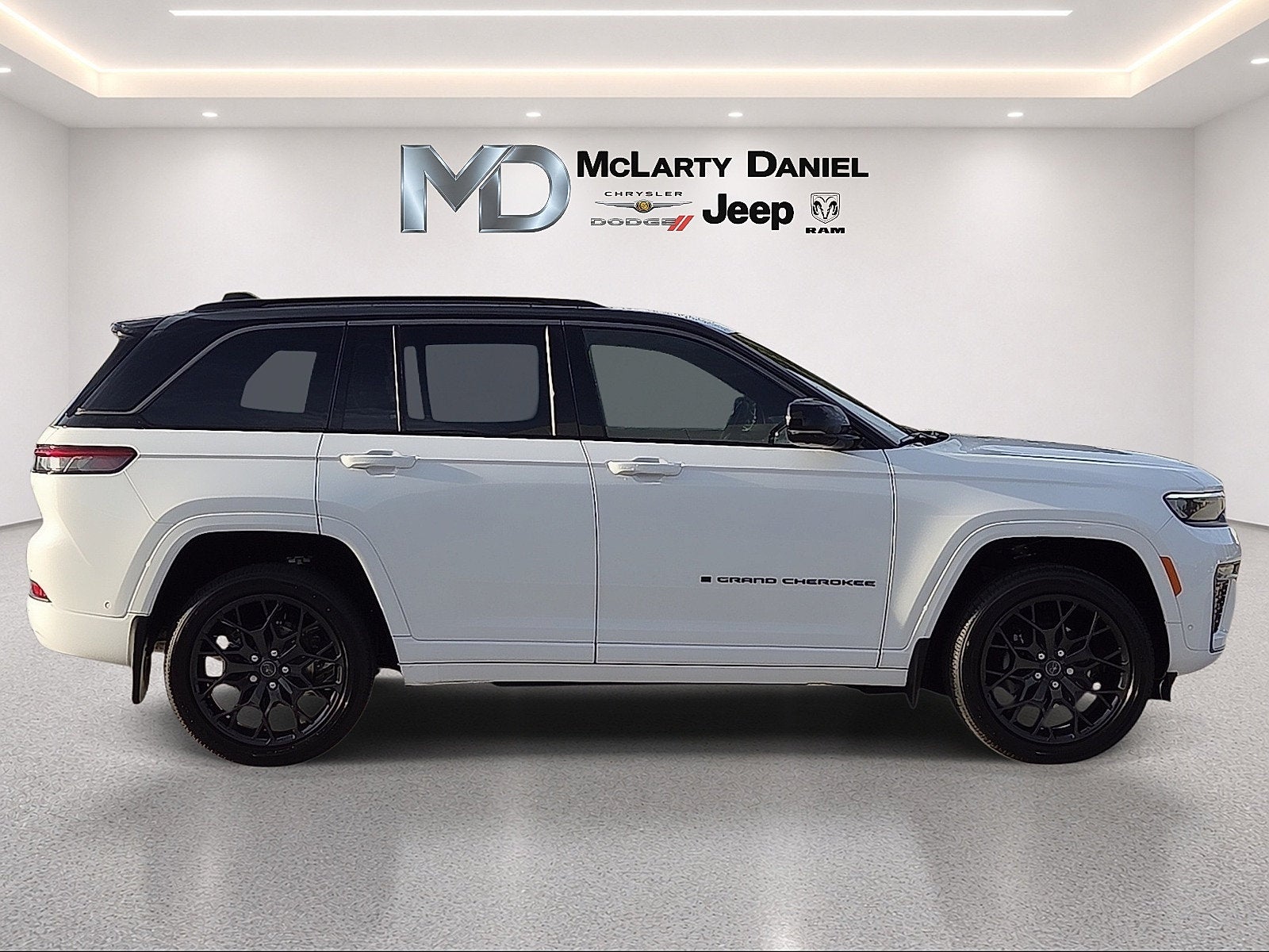 2027 Jeep Grand Cherokee GRAND CHEROKEE SUMMIT 4X4