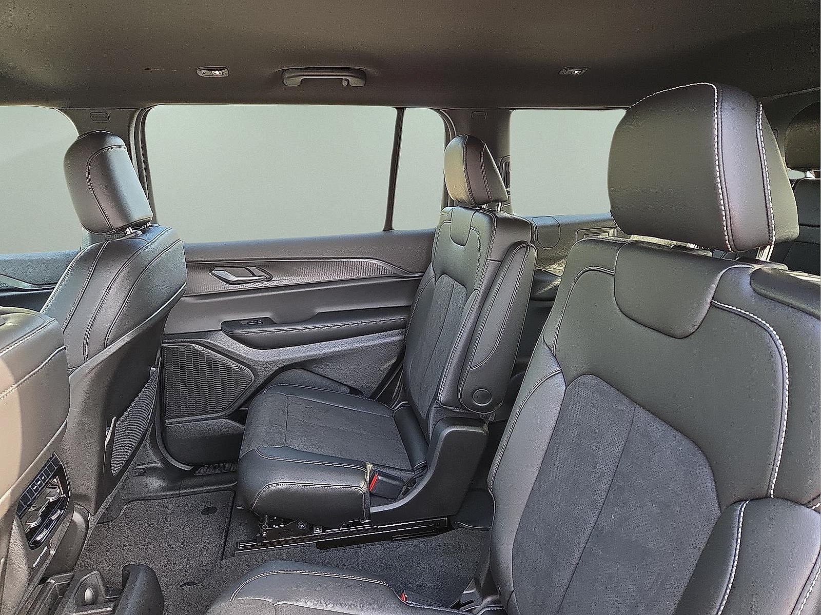 2025 Jeep Grand Cherokee GRAND CHEROKEE L ALTITUDE 4X4