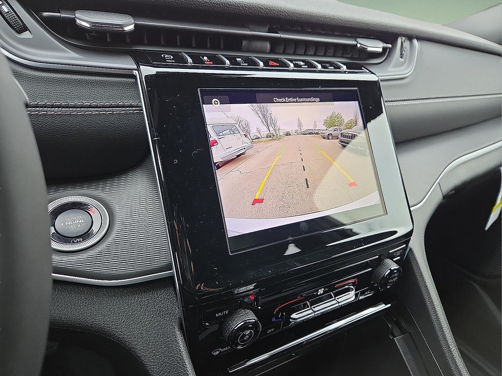 2025 Jeep Grand Cherokee GRAND CHEROKEE L LAREDO 4X4