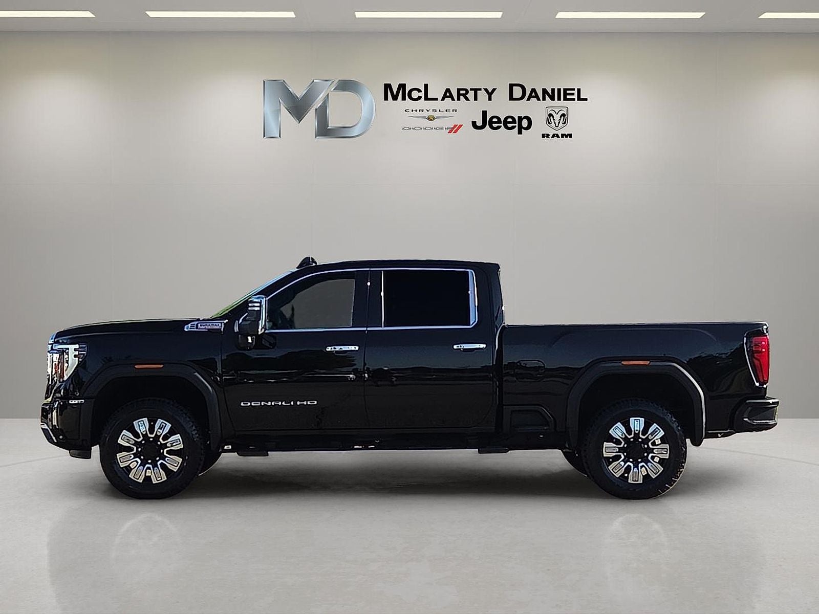 2025 GMC Sierra 2500HD 4WD Crew Cab Standard Bed Denali