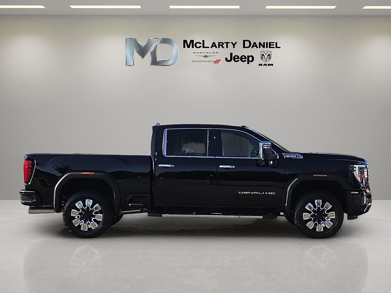 2025 GMC Sierra 2500HD 4WD Crew Cab Standard Bed Denali