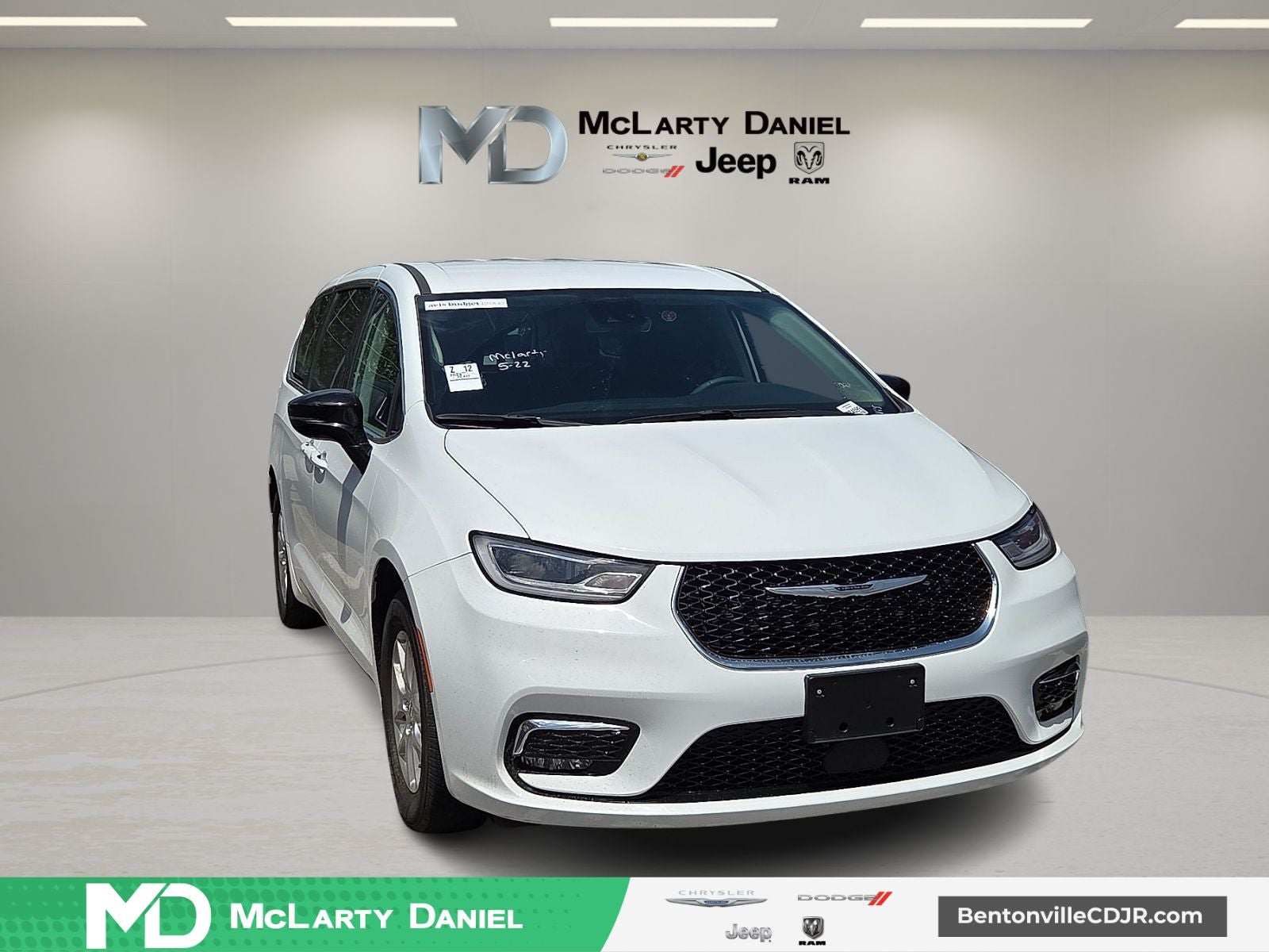 2024 Chrysler Pacifica Touring L's photo