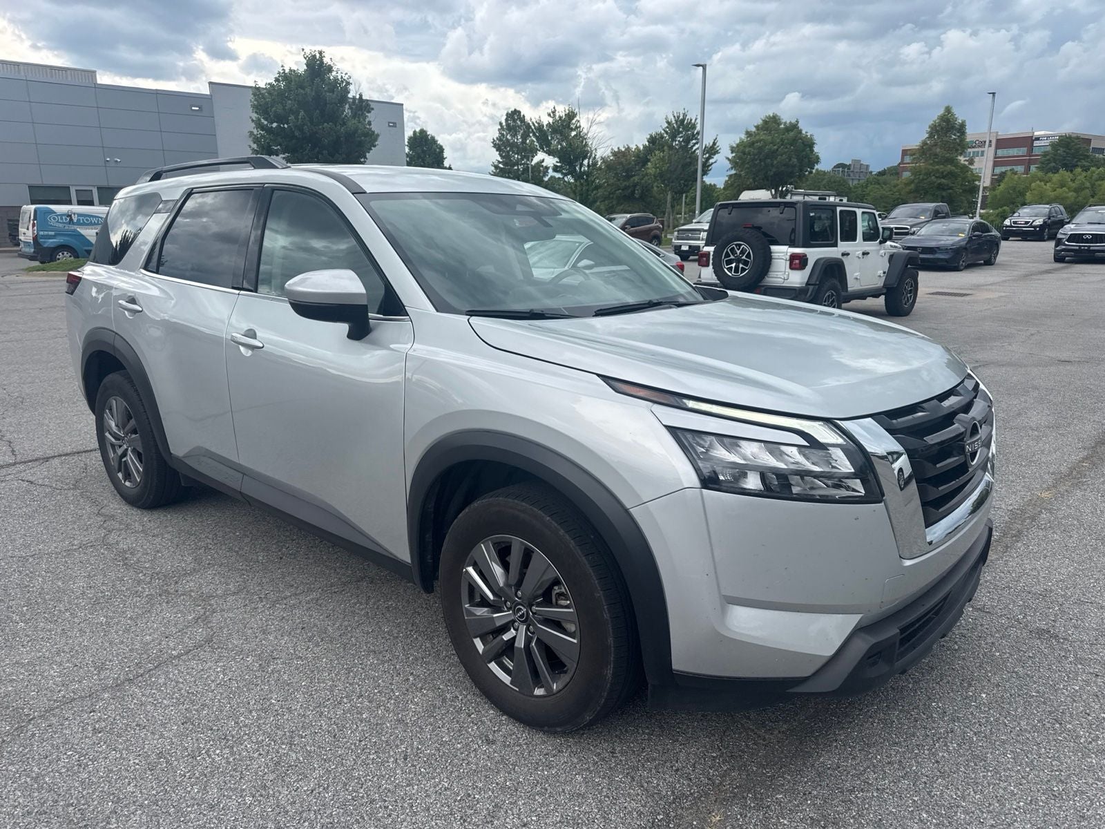 2025 Nissan Pathfinder SV
