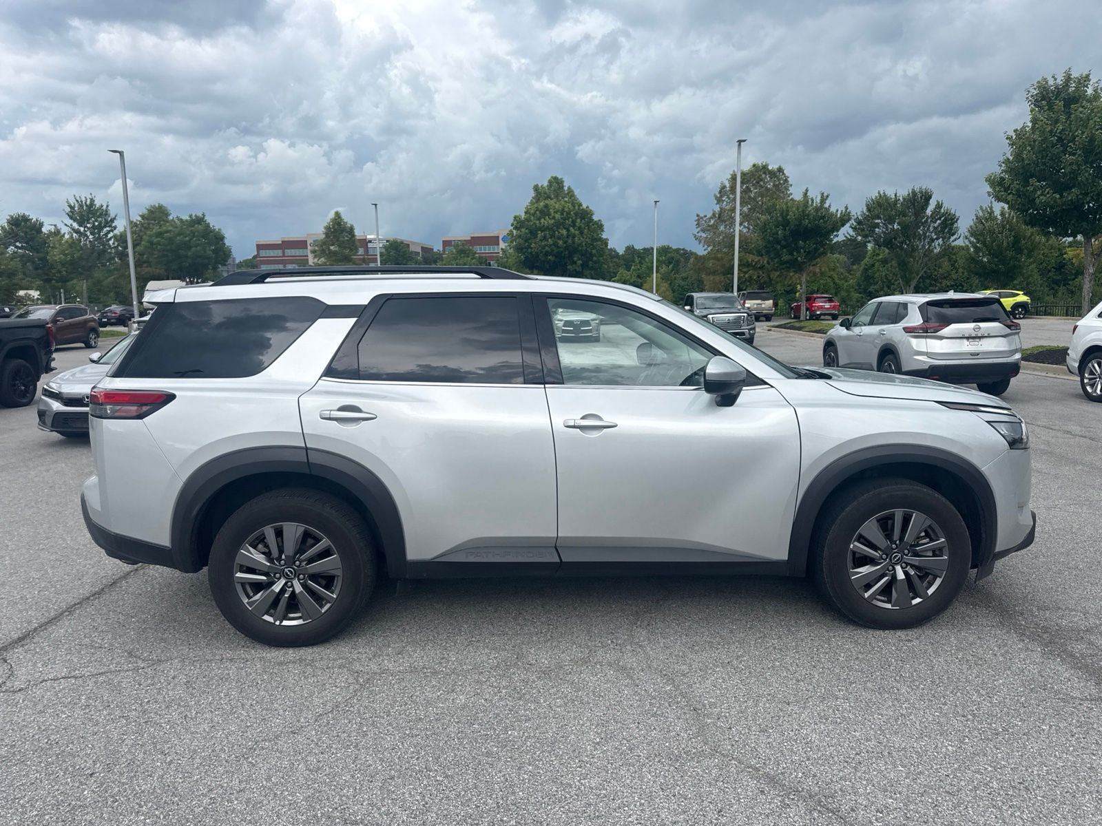 2025 Nissan Pathfinder SV