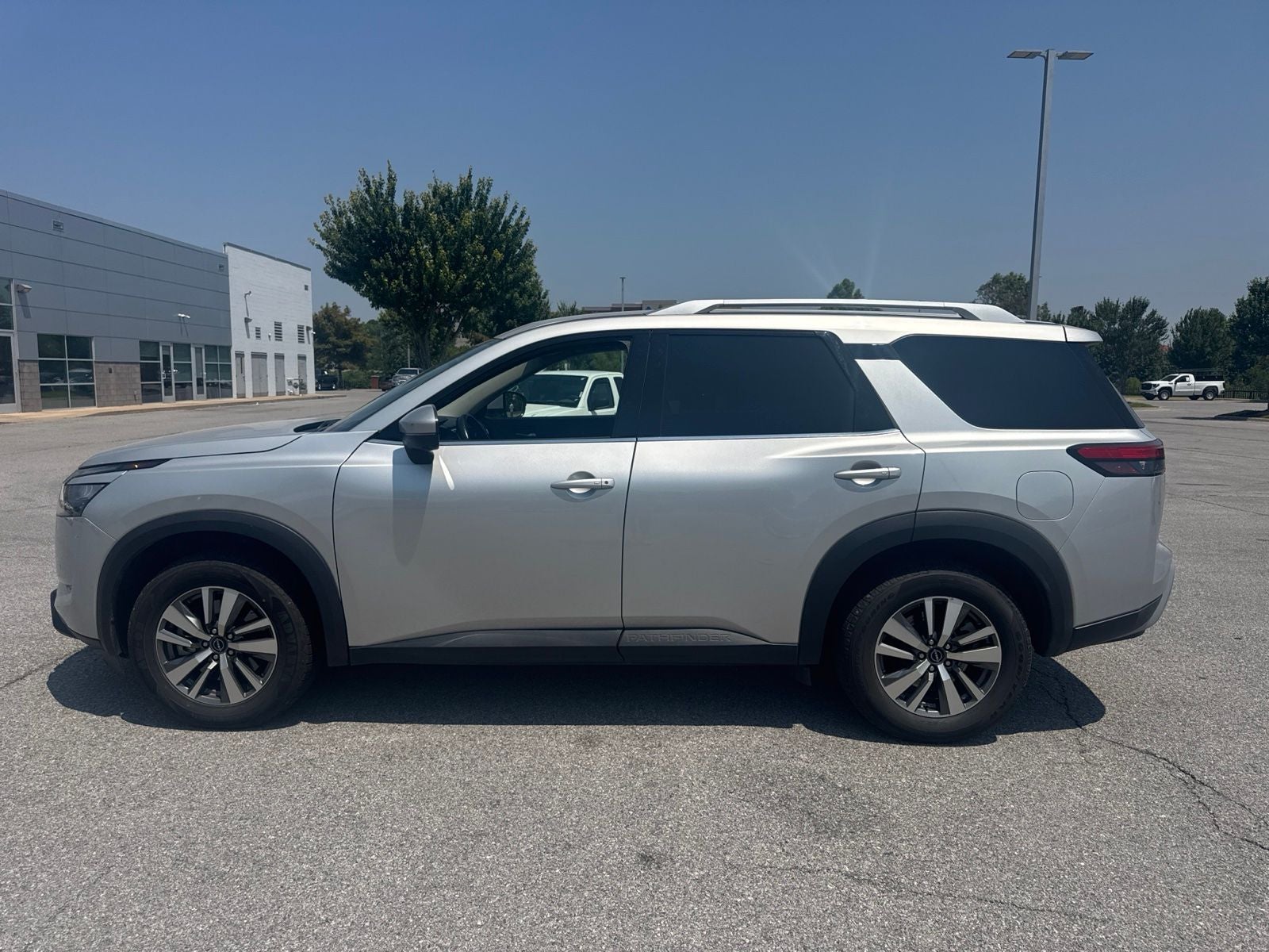 2025 Nissan Pathfinder SL